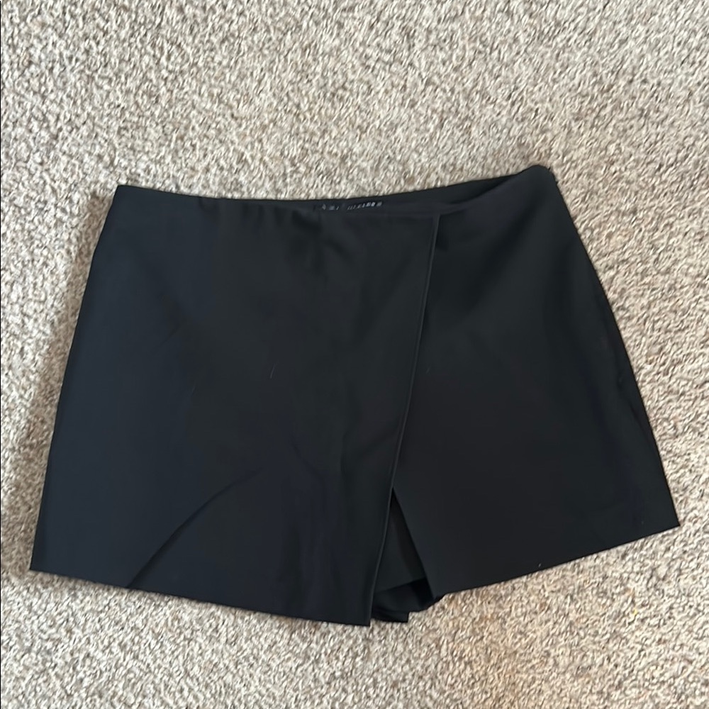NWT Zara Black Skort